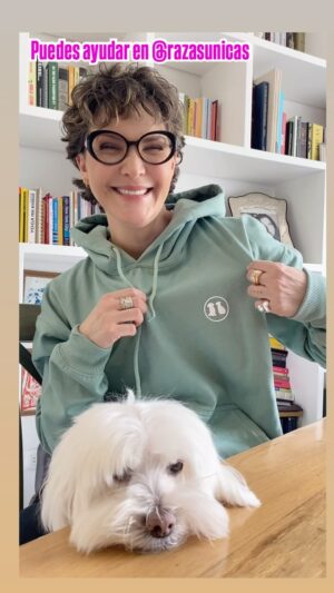 Margarita Ortega Instagram - ¡Un regalo, una vida! Esa es la campaña de la fundación @razasunicas para que en esta navidad y, de corazón, en todos los meses del año les demos una garrita a todos esos peludos que por cuenta de nuestra inconsciencia e insensibilidad han tenido que pasar hambre, frío, maltrato y soledad en las calles. 🐕🐈‍⬛

🫶🏻¿Quieres ayudar? Está la tienda de @razasunicas y también encuentras, en sus redes, todos los planes para poder tener más pancitas llenas y colitas felices.
@tiendarazasunicas 

✨ Que no nos quedemos sin darles una segunda oportunidad a unos seres que solo brindan luz y cariño. 

🎄¡Felices fiestas!!!