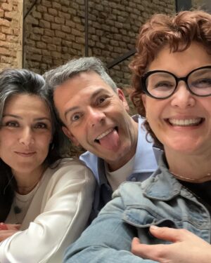 Margarita Ortega Instagram - Hay muchas cosas bonitas que llegan con el pasar de los años y sin duda, para casi todos, resulta infaltable en la cuenta de lo indispensable la cosecha de los amigos, que son como esos buenos vinos que se ponen mejor con el paso del tiempo y que resultan un toque inigualable de magia pura para el alma, la memoria, las carcajadas, las reflexiones y los abrazos de largo efecto. 🫀💫
Gracias a estos dos amores por ser tanto y por ser tantas historias en una misma vida. Los adoro. @corzosilvia @ivanlalindeg 

Gracias a @emiliagracerestaurante por recibirnos con tanto cariño y con una comida absolutamente espectacular! 🍝