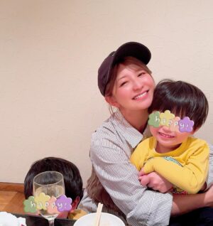 Mari Yaguchi Instagram - ちょっと前のお話になりますが、、
結婚記念日の思い出🥹✨

３月２６日は結婚記念日だったので、
お昼ご飯は旦那さんと２人でランチ😊✨
『どこ行きたい？』と聞かれて、
『一蘭！』と即答しました🥹✨
子供達がまだまだ暴れん坊時期なので、
なかなか行けなくて妊娠中も行ってないから約７年ぶりくらい😭
美味しすぎたー😭
ちょっと泣きそうになったー😭✨
そんな私を隣から写真撮ってくれていました😊
カウンター横並びで仕切りもあったから
２人でランチって感じしなかったけどねw
もう少し大きくなったら子供達とも行こうっと🍜✨

そして夕飯は家族で最近出会った焼肉屋さんへ😋✨
予約はだいぶ前から取ってくれていました✨
座敷もあるから過ごしやすく、
なんといっても美味しい🥹💕
いっぱい食べました😋✨

おとうちゃん✨
毎日家族を笑顔にしてくれてありがとう✨
お仕事から帰ってきていきなり子供達と遊び始め、
家事もなんだって出来ちゃうスーパーおとうちゃん。
いつも本当に助けられています。
これからもどうぞよろしくお願いします！！
この日洋服をストライプで合わせてきたのか、
偶然なのかはいまだに聞けていません♡

たまにはこんな投稿もしてみようかなと😂✨
なんかすみません🥹