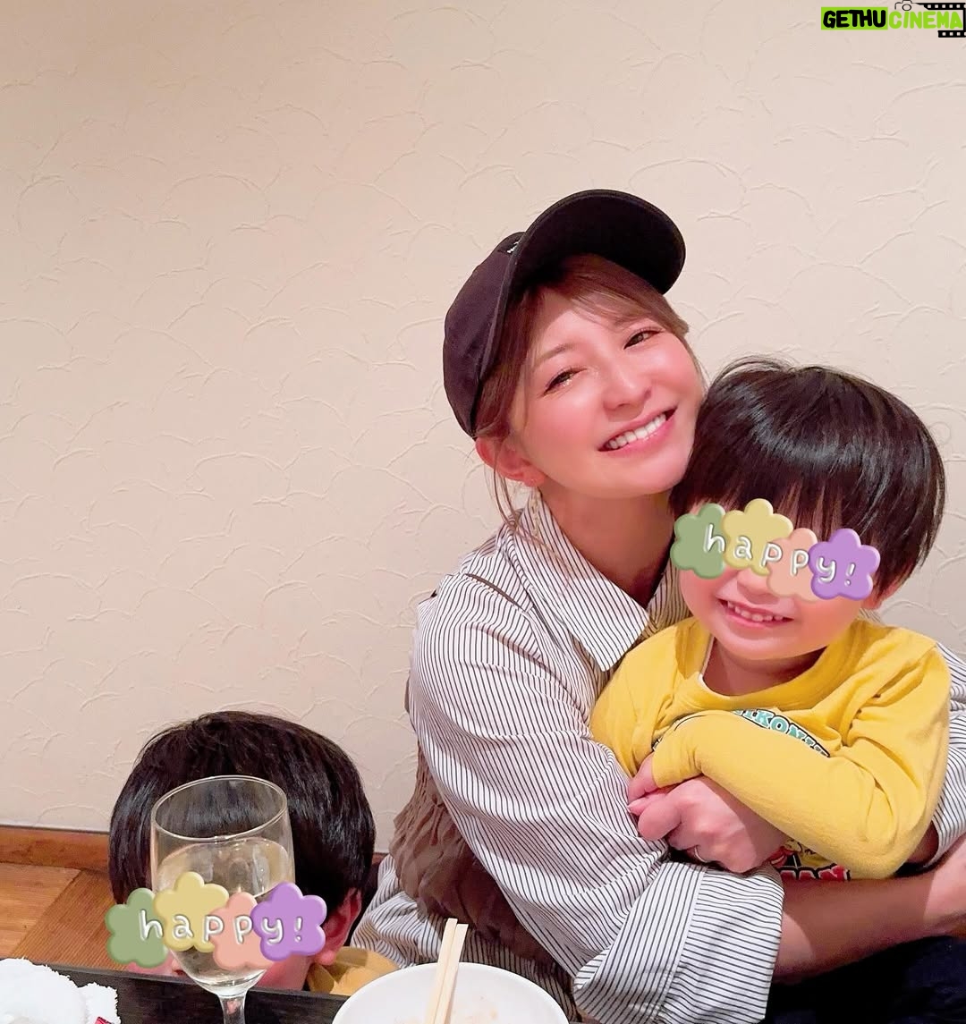 Mari Yaguchi - 4.7K Likes - ちょっと前のお話になりますが、、
結婚記念日の思い出🥹✨
3月26日は結婚記念日だったので、
お昼ご飯は旦那さんと2人でランチ😊✨
『どこ行きたい?』と聞かれて、
『一蘭!』と即答しました🥹✨
子供達がまだまだ暴れん坊時期なので、
なかなか行けなくて妊娠中も行ってないから約7年ぶりくらい😭
美味しすぎたー😭
ちょっと泣きそうになったー😭✨
そんな私を隣から写真撮ってくれていました😊
カウンター横並びで仕切りもあったから
2人でランチって感じしなかったけどねw
もう少し大きくなったら子供達とも行こうっと🍜✨
そして夕飯は家族で最近出会った焼肉屋さんへ😋✨
予約はだいぶ前から取ってくれていました✨
座敷もあるから過ごしやすく、
なんといっても美味しい🥹💕
いっぱい食べました😋✨
おとうちゃん✨
毎日家族を笑顔にしてくれてありがとう✨
お仕事から帰ってきていきなり子供達と遊び始め、
家事もなんだって出来ちゃうスーパーおとうちゃん。
いつも本当に助けられています。
これからもどうぞよろしくお願いします!!
この日洋服をストライプで合わせてきたのか、
偶然なのかはいまだに聞けていません♡
たまにはこんな投稿もしてみようかなと😂✨
なんかすみません🥹