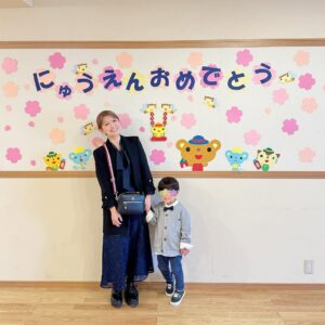 Mari Yaguchi Instagram - 先日の
うちの次男くんの入園式の写真です🥹🌸✨

次男くんは普段めちゃくちゃヤンチャなので
入園式大丈夫かな？って心配だったんですが、
じぃじとばぁばに買ってもらったお洋服を着て、
（ズボンは履いてくれなかった😭）
ちゃんと椅子に座って先生の話を聞いたり、
名前を呼ばれて『はいっ！』って返事したり、
年長さん（うちの長男くんも✨）年中さんの歌を聞いたり、
とってもお利口にしておりました🥹✨
私もおとうちゃんもビックリ😳✨

長男くんは凄く甘えん坊だったから、
ずっと泣いてて私から離れなかったんですよねぇ。
懐かしい🥹✨
今はしっかりしたお兄ちゃんに成長しました😭✨
歌もしっかり歌ってて素敵でした🥹✨

子供達の成長は、嬉しさと切なさがいつも隣り合わせで
毎回胸がギューッてなります。

次男くん入園おめでとう✨
長男くん年長さん頑張れ！！