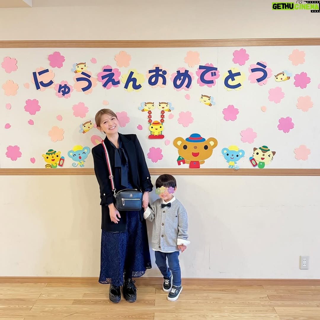 Mari Yaguchi - 15.2K Likes - 先日の
うちの次男くんの入園式の写真です🥹🌸✨
次男くんは普段めちゃくちゃヤンチャなので
入園式大丈夫かな?って心配だったんですが、
じぃじとばぁばに買ってもらったお洋服を着て、
(ズボンは履いてくれなかった😭)
ちゃんと椅子に座って先生の話を聞いたり、
名前を呼ばれて『はいっ!』って返事したり、
年長さん(うちの長男くんも✨)年中さんの歌を聞いたり、
とってもお利口にしておりました🥹✨
私もおとうちゃんもビックリ😳✨
長男くんは凄く甘えん坊だったから、
ずっと泣いてて私から離れなかったんですよねぇ。
懐かしい🥹✨
今はしっかりしたお兄ちゃんに成長しました😭✨
歌もしっかり歌ってて素敵でした🥹✨
子供達の成長は、嬉しさと切なさがいつも隣り合わせで
毎回胸がギューッてなります。
次男くん入園おめでとう✨
長男くん年長さん頑張れ!!