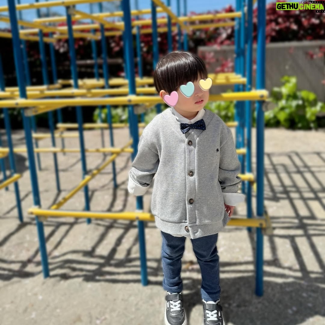 Mari Yaguchi - 15.2K Likes - 先日の
うちの次男くんの入園式の写真です🥹🌸✨
次男くんは普段めちゃくちゃヤンチャなので
入園式大丈夫かな?って心配だったんですが、
じぃじとばぁばに買ってもらったお洋服を着て、
(ズボンは履いてくれなかった😭)
ちゃんと椅子に座って先生の話を聞いたり、
名前を呼ばれて『はいっ!』って返事したり、
年長さん(うちの長男くんも✨)年中さんの歌を聞いたり、
とってもお利口にしておりました🥹✨
私もおとうちゃんもビックリ😳✨
長男くんは凄く甘えん坊だったから、
ずっと泣いてて私から離れなかったんですよねぇ。
懐かしい🥹✨
今はしっかりしたお兄ちゃんに成長しました😭✨
歌もしっかり歌ってて素敵でした🥹✨
子供達の成長は、嬉しさと切なさがいつも隣り合わせで
毎回胸がギューッてなります。
次男くん入園おめでとう✨
長男くん年長さん頑張れ!!