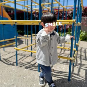 Mari Yaguchi Instagram - 先日の
うちの次男くんの入園式の写真です🥹🌸✨

次男くんは普段めちゃくちゃヤンチャなので
入園式大丈夫かな？って心配だったんですが、
じぃじとばぁばに買ってもらったお洋服を着て、
（ズボンは履いてくれなかった😭）
ちゃんと椅子に座って先生の話を聞いたり、
名前を呼ばれて『はいっ！』って返事したり、
年長さん（うちの長男くんも✨）年中さんの歌を聞いたり、
とってもお利口にしておりました🥹✨
私もおとうちゃんもビックリ😳✨

長男くんは凄く甘えん坊だったから、
ずっと泣いてて私から離れなかったんですよねぇ。
懐かしい🥹✨
今はしっかりしたお兄ちゃんに成長しました😭✨
歌もしっかり歌ってて素敵でした🥹✨

子供達の成長は、嬉しさと切なさがいつも隣り合わせで
毎回胸がギューッてなります。

次男くん入園おめでとう✨
長男くん年長さん頑張れ！！