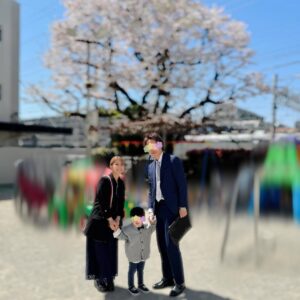 Mari Yaguchi Instagram - 先日の
うちの次男くんの入園式の写真です🥹🌸✨

次男くんは普段めちゃくちゃヤンチャなので
入園式大丈夫かな？って心配だったんですが、
じぃじとばぁばに買ってもらったお洋服を着て、
（ズボンは履いてくれなかった😭）
ちゃんと椅子に座って先生の話を聞いたり、
名前を呼ばれて『はいっ！』って返事したり、
年長さん（うちの長男くんも✨）年中さんの歌を聞いたり、
とってもお利口にしておりました🥹✨
私もおとうちゃんもビックリ😳✨

長男くんは凄く甘えん坊だったから、
ずっと泣いてて私から離れなかったんですよねぇ。
懐かしい🥹✨
今はしっかりしたお兄ちゃんに成長しました😭✨
歌もしっかり歌ってて素敵でした🥹✨

子供達の成長は、嬉しさと切なさがいつも隣り合わせで
毎回胸がギューッてなります。

次男くん入園おめでとう✨
長男くん年長さん頑張れ！！