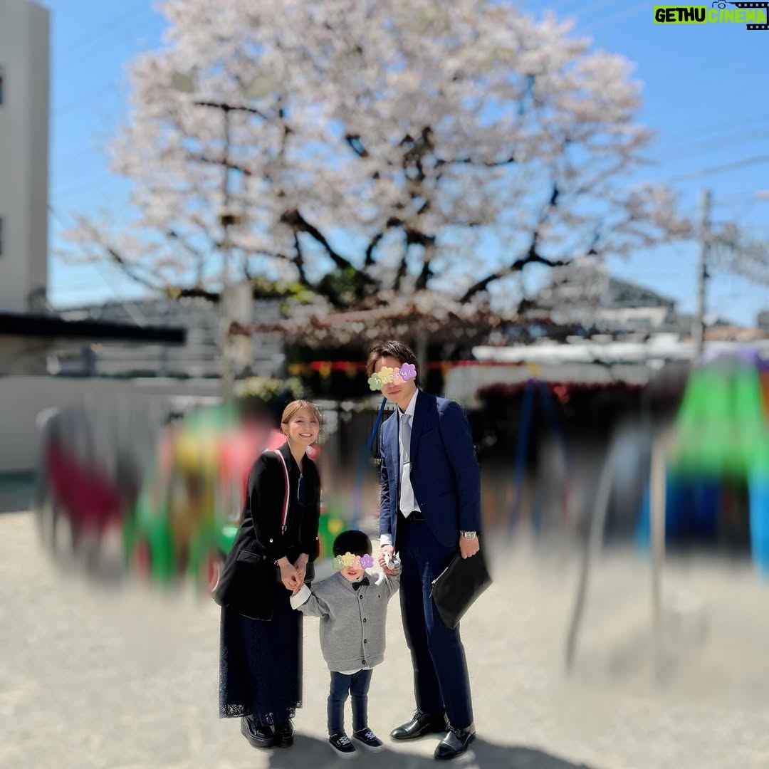 Mari Yaguchi - 15.2K Likes - 先日の
うちの次男くんの入園式の写真です🥹🌸✨
次男くんは普段めちゃくちゃヤンチャなので
入園式大丈夫かな?って心配だったんですが、
じぃじとばぁばに買ってもらったお洋服を着て、
(ズボンは履いてくれなかった😭)
ちゃんと椅子に座って先生の話を聞いたり、
名前を呼ばれて『はいっ!』って返事したり、
年長さん(うちの長男くんも✨)年中さんの歌を聞いたり、
とってもお利口にしておりました🥹✨
私もおとうちゃんもビックリ😳✨
長男くんは凄く甘えん坊だったから、
ずっと泣いてて私から離れなかったんですよねぇ。
懐かしい🥹✨
今はしっかりしたお兄ちゃんに成長しました😭✨
歌もしっかり歌ってて素敵でした🥹✨
子供達の成長は、嬉しさと切なさがいつも隣り合わせで
毎回胸がギューッてなります。
次男くん入園おめでとう✨
長男くん年長さん頑張れ!!