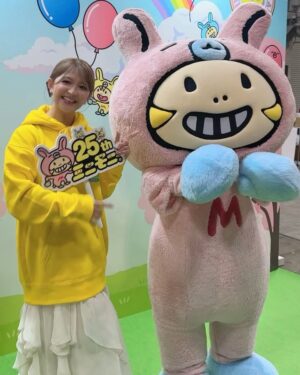 Mari Yaguchi Instagram - 本日✨
幕張メッセで行われた
『カーボンニュートラルを考える 2025 
by SATOYAMA & SATOUMI movement』に、
ミニモちゃんが登場いたしましたーーー😁✨

今年ミニモニ。２５周年なんです🥹✨

なんか胸が熱くなりました🥹✨
懐かしくて可愛くてエモでした😭✨
ミニモちゃーん🩷
ありがとう🩷🩷🩷

また色々載せます😁💕
