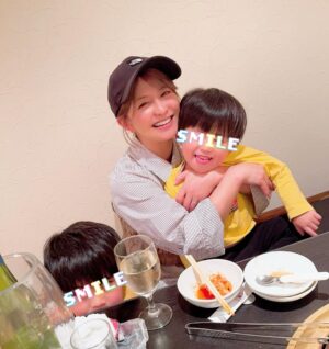 Mari Yaguchi Instagram - ちょっと前のお話になりますが、、
結婚記念日の思い出🥹✨

３月２６日は結婚記念日だったので、
お昼ご飯は旦那さんと２人でランチ😊✨
『どこ行きたい？』と聞かれて、
『一蘭！』と即答しました🥹✨
子供達がまだまだ暴れん坊時期なので、
なかなか行けなくて妊娠中も行ってないから約７年ぶりくらい😭
美味しすぎたー😭
ちょっと泣きそうになったー😭✨
そんな私を隣から写真撮ってくれていました😊
カウンター横並びで仕切りもあったから
２人でランチって感じしなかったけどねw
もう少し大きくなったら子供達とも行こうっと🍜✨

そして夕飯は家族で最近出会った焼肉屋さんへ😋✨
予約はだいぶ前から取ってくれていました✨
座敷もあるから過ごしやすく、
なんといっても美味しい🥹💕
いっぱい食べました😋✨

おとうちゃん✨
毎日家族を笑顔にしてくれてありがとう✨
お仕事から帰ってきていきなり子供達と遊び始め、
家事もなんだって出来ちゃうスーパーおとうちゃん。
いつも本当に助けられています。
これからもどうぞよろしくお願いします！！
この日洋服をストライプで合わせてきたのか、
偶然なのかはいまだに聞けていません♡

たまにはこんな投稿もしてみようかなと😂✨
なんかすみません🥹