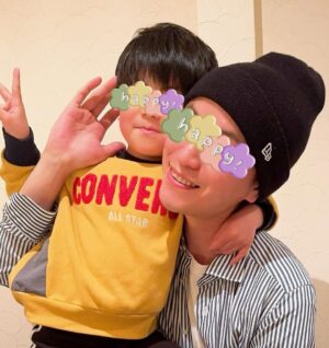 Mari Yaguchi Instagram - ちょっと前のお話になりますが、、
結婚記念日の思い出🥹✨

３月２６日は結婚記念日だったので、
お昼ご飯は旦那さんと２人でランチ😊✨
『どこ行きたい？』と聞かれて、
『一蘭！』と即答しました🥹✨
子供達がまだまだ暴れん坊時期なので、
なかなか行けなくて妊娠中も行ってないから約７年ぶりくらい😭
美味しすぎたー😭
ちょっと泣きそうになったー😭✨
そんな私を隣から写真撮ってくれていました😊
カウンター横並びで仕切りもあったから
２人でランチって感じしなかったけどねw
もう少し大きくなったら子供達とも行こうっと🍜✨

そして夕飯は家族で最近出会った焼肉屋さんへ😋✨
予約はだいぶ前から取ってくれていました✨
座敷もあるから過ごしやすく、
なんといっても美味しい🥹💕
いっぱい食べました😋✨

おとうちゃん✨
毎日家族を笑顔にしてくれてありがとう✨
お仕事から帰ってきていきなり子供達と遊び始め、
家事もなんだって出来ちゃうスーパーおとうちゃん。
いつも本当に助けられています。
これからもどうぞよろしくお願いします！！
この日洋服をストライプで合わせてきたのか、
偶然なのかはいまだに聞けていません♡

たまにはこんな投稿もしてみようかなと😂✨
なんかすみません🥹