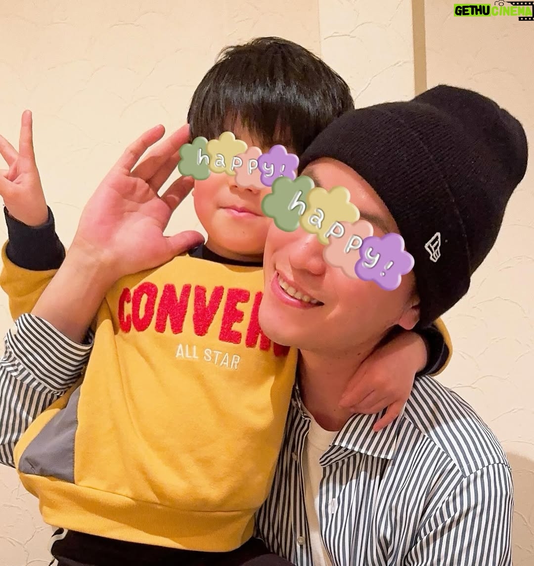 Mari Yaguchi - 4.7K Likes - ちょっと前のお話になりますが、、
結婚記念日の思い出🥹✨
3月26日は結婚記念日だったので、
お昼ご飯は旦那さんと2人でランチ😊✨
『どこ行きたい?』と聞かれて、
『一蘭!』と即答しました🥹✨
子供達がまだまだ暴れん坊時期なので、
なかなか行けなくて妊娠中も行ってないから約7年ぶりくらい😭
美味しすぎたー😭
ちょっと泣きそうになったー😭✨
そんな私を隣から写真撮ってくれていました😊
カウンター横並びで仕切りもあったから
2人でランチって感じしなかったけどねw
もう少し大きくなったら子供達とも行こうっと🍜✨
そして夕飯は家族で最近出会った焼肉屋さんへ😋✨
予約はだいぶ前から取ってくれていました✨
座敷もあるから過ごしやすく、
なんといっても美味しい🥹💕
いっぱい食べました😋✨
おとうちゃん✨
毎日家族を笑顔にしてくれてありがとう✨
お仕事から帰ってきていきなり子供達と遊び始め、
家事もなんだって出来ちゃうスーパーおとうちゃん。
いつも本当に助けられています。
これからもどうぞよろしくお願いします!!
この日洋服をストライプで合わせてきたのか、
偶然なのかはいまだに聞けていません♡
たまにはこんな投稿もしてみようかなと😂✨
なんかすみません🥹