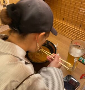 Mari Yaguchi Instagram - ちょっと前のお話になりますが、、
結婚記念日の思い出🥹✨

３月２６日は結婚記念日だったので、
お昼ご飯は旦那さんと２人でランチ😊✨
『どこ行きたい？』と聞かれて、
『一蘭！』と即答しました🥹✨
子供達がまだまだ暴れん坊時期なので、
なかなか行けなくて妊娠中も行ってないから約７年ぶりくらい😭
美味しすぎたー😭
ちょっと泣きそうになったー😭✨
そんな私を隣から写真撮ってくれていました😊
カウンター横並びで仕切りもあったから
２人でランチって感じしなかったけどねw
もう少し大きくなったら子供達とも行こうっと🍜✨

そして夕飯は家族で最近出会った焼肉屋さんへ😋✨
予約はだいぶ前から取ってくれていました✨
座敷もあるから過ごしやすく、
なんといっても美味しい🥹💕
いっぱい食べました😋✨

おとうちゃん✨
毎日家族を笑顔にしてくれてありがとう✨
お仕事から帰ってきていきなり子供達と遊び始め、
家事もなんだって出来ちゃうスーパーおとうちゃん。
いつも本当に助けられています。
これからもどうぞよろしくお願いします！！
この日洋服をストライプで合わせてきたのか、
偶然なのかはいまだに聞けていません♡

たまにはこんな投稿もしてみようかなと😂✨
なんかすみません🥹