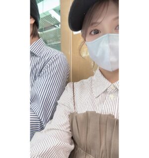 Mari Yaguchi Instagram - ちょっと前のお話になりますが、、
結婚記念日の思い出🥹✨

３月２６日は結婚記念日だったので、
お昼ご飯は旦那さんと２人でランチ😊✨
『どこ行きたい？』と聞かれて、
『一蘭！』と即答しました🥹✨
子供達がまだまだ暴れん坊時期なので、
なかなか行けなくて妊娠中も行ってないから約７年ぶりくらい😭
美味しすぎたー😭
ちょっと泣きそうになったー😭✨
そんな私を隣から写真撮ってくれていました😊
カウンター横並びで仕切りもあったから
２人でランチって感じしなかったけどねw
もう少し大きくなったら子供達とも行こうっと🍜✨

そして夕飯は家族で最近出会った焼肉屋さんへ😋✨
予約はだいぶ前から取ってくれていました✨
座敷もあるから過ごしやすく、
なんといっても美味しい🥹💕
いっぱい食べました😋✨

おとうちゃん✨
毎日家族を笑顔にしてくれてありがとう✨
お仕事から帰ってきていきなり子供達と遊び始め、
家事もなんだって出来ちゃうスーパーおとうちゃん。
いつも本当に助けられています。
これからもどうぞよろしくお願いします！！
この日洋服をストライプで合わせてきたのか、
偶然なのかはいまだに聞けていません♡

たまにはこんな投稿もしてみようかなと😂✨
なんかすみません🥹