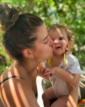 Maria Bopp Instagram - O amor novo e avassalador de tia foi inaugurado com ela. Há um ano eu vi ela chegar atrás de um vidro e agora a órbita da nossa família gira em volta desse novo planeta chamado Luiza. Minha princesa Bobouila, eu achava que teria que te ensinar tanta coisa sobre o mundo e vem você e me prova o contrário. Tem tantas frutas que eu não gostava, mas depois de você, eu simpatizo com todas elas. Eu sou capaz de entrar em uma piscina de mangas e melancias pra ver você feliz. Espero ser sua melhor amiga por toda a vida. Espero seguir de mãos dadas com você, um passo depois do outro, como eu te ensino andando pelo quintal. Espero que nossas quintas-feiras sejam um dia esperado por você, assim como são pra mim. Um ano de você aqui, meu amor, nem acredito! Feliz aniversário, minha Boboui. 🩵