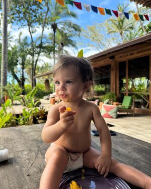 Maria Bopp Instagram - O amor novo e avassalador de tia foi inaugurado com ela. Há um ano eu vi ela chegar atrás de um vidro e agora a órbita da nossa família gira em volta desse novo planeta chamado Luiza. Minha princesa Bobouila, eu achava que teria que te ensinar tanta coisa sobre o mundo e vem você e me prova o contrário. Tem tantas frutas que eu não gostava, mas depois de você, eu simpatizo com todas elas. Eu sou capaz de entrar em uma piscina de mangas e melancias pra ver você feliz. Espero ser sua melhor amiga por toda a vida. Espero seguir de mãos dadas com você, um passo depois do outro, como eu te ensino andando pelo quintal. Espero que nossas quintas-feiras sejam um dia esperado por você, assim como são pra mim. Um ano de você aqui, meu amor, nem acredito! Feliz aniversário, minha Boboui. 🩵