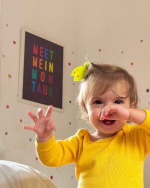 Maria Bopp Instagram - O amor novo e avassalador de tia foi inaugurado com ela. Há um ano eu vi ela chegar atrás de um vidro e agora a órbita da nossa família gira em volta desse novo planeta chamado Luiza. Minha princesa Bobouila, eu achava que teria que te ensinar tanta coisa sobre o mundo e vem você e me prova o contrário. Tem tantas frutas que eu não gostava, mas depois de você, eu simpatizo com todas elas. Eu sou capaz de entrar em uma piscina de mangas e melancias pra ver você feliz. Espero ser sua melhor amiga por toda a vida. Espero seguir de mãos dadas com você, um passo depois do outro, como eu te ensino andando pelo quintal. Espero que nossas quintas-feiras sejam um dia esperado por você, assim como são pra mim. Um ano de você aqui, meu amor, nem acredito! Feliz aniversário, minha Boboui. 🩵