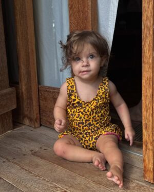 Maria Bopp Instagram - O amor novo e avassalador de tia foi inaugurado com ela. Há um ano eu vi ela chegar atrás de um vidro e agora a órbita da nossa família gira em volta desse novo planeta chamado Luiza. Minha princesa Bobouila, eu achava que teria que te ensinar tanta coisa sobre o mundo e vem você e me prova o contrário. Tem tantas frutas que eu não gostava, mas depois de você, eu simpatizo com todas elas. Eu sou capaz de entrar em uma piscina de mangas e melancias pra ver você feliz. Espero ser sua melhor amiga por toda a vida. Espero seguir de mãos dadas com você, um passo depois do outro, como eu te ensino andando pelo quintal. Espero que nossas quintas-feiras sejam um dia esperado por você, assim como são pra mim. Um ano de você aqui, meu amor, nem acredito! Feliz aniversário, minha Boboui. 🩵