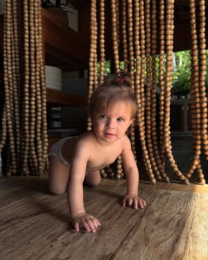 Maria Bopp Instagram - O amor novo e avassalador de tia foi inaugurado com ela. Há um ano eu vi ela chegar atrás de um vidro e agora a órbita da nossa família gira em volta desse novo planeta chamado Luiza. Minha princesa Bobouila, eu achava que teria que te ensinar tanta coisa sobre o mundo e vem você e me prova o contrário. Tem tantas frutas que eu não gostava, mas depois de você, eu simpatizo com todas elas. Eu sou capaz de entrar em uma piscina de mangas e melancias pra ver você feliz. Espero ser sua melhor amiga por toda a vida. Espero seguir de mãos dadas com você, um passo depois do outro, como eu te ensino andando pelo quintal. Espero que nossas quintas-feiras sejam um dia esperado por você, assim como são pra mim. Um ano de você aqui, meu amor, nem acredito! Feliz aniversário, minha Boboui. 🩵