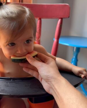 Maria Bopp Instagram - O amor novo e avassalador de tia foi inaugurado com ela. Há um ano eu vi ela chegar atrás de um vidro e agora a órbita da nossa família gira em volta desse novo planeta chamado Luiza. Minha princesa Bobouila, eu achava que teria que te ensinar tanta coisa sobre o mundo e vem você e me prova o contrário. Tem tantas frutas que eu não gostava, mas depois de você, eu simpatizo com todas elas. Eu sou capaz de entrar em uma piscina de mangas e melancias pra ver você feliz. Espero ser sua melhor amiga por toda a vida. Espero seguir de mãos dadas com você, um passo depois do outro, como eu te ensino andando pelo quintal. Espero que nossas quintas-feiras sejam um dia esperado por você, assim como são pra mim. Um ano de você aqui, meu amor, nem acredito! Feliz aniversário, minha Boboui. 🩵