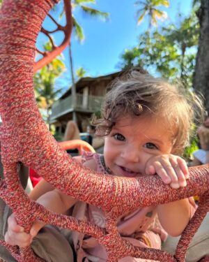 Maria Bopp Instagram - O amor novo e avassalador de tia foi inaugurado com ela. Há um ano eu vi ela chegar atrás de um vidro e agora a órbita da nossa família gira em volta desse novo planeta chamado Luiza. Minha princesa Bobouila, eu achava que teria que te ensinar tanta coisa sobre o mundo e vem você e me prova o contrário. Tem tantas frutas que eu não gostava, mas depois de você, eu simpatizo com todas elas. Eu sou capaz de entrar em uma piscina de mangas e melancias pra ver você feliz. Espero ser sua melhor amiga por toda a vida. Espero seguir de mãos dadas com você, um passo depois do outro, como eu te ensino andando pelo quintal. Espero que nossas quintas-feiras sejam um dia esperado por você, assim como são pra mim. Um ano de você aqui, meu amor, nem acredito! Feliz aniversário, minha Boboui. 🩵
