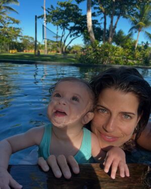 Maria Bopp Instagram - O amor novo e avassalador de tia foi inaugurado com ela. Há um ano eu vi ela chegar atrás de um vidro e agora a órbita da nossa família gira em volta desse novo planeta chamado Luiza. Minha princesa Bobouila, eu achava que teria que te ensinar tanta coisa sobre o mundo e vem você e me prova o contrário. Tem tantas frutas que eu não gostava, mas depois de você, eu simpatizo com todas elas. Eu sou capaz de entrar em uma piscina de mangas e melancias pra ver você feliz. Espero ser sua melhor amiga por toda a vida. Espero seguir de mãos dadas com você, um passo depois do outro, como eu te ensino andando pelo quintal. Espero que nossas quintas-feiras sejam um dia esperado por você, assim como são pra mim. Um ano de você aqui, meu amor, nem acredito! Feliz aniversário, minha Boboui. 🩵
