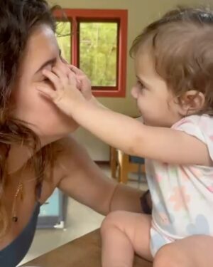 Maria Bopp Instagram - O amor novo e avassalador de tia foi inaugurado com ela. Há um ano eu vi ela chegar atrás de um vidro e agora a órbita da nossa família gira em volta desse novo planeta chamado Luiza. Minha princesa Bobouila, eu achava que teria que te ensinar tanta coisa sobre o mundo e vem você e me prova o contrário. Tem tantas frutas que eu não gostava, mas depois de você, eu simpatizo com todas elas. Eu sou capaz de entrar em uma piscina de mangas e melancias pra ver você feliz. Espero ser sua melhor amiga por toda a vida. Espero seguir de mãos dadas com você, um passo depois do outro, como eu te ensino andando pelo quintal. Espero que nossas quintas-feiras sejam um dia esperado por você, assim como são pra mim. Um ano de você aqui, meu amor, nem acredito! Feliz aniversário, minha Boboui. 🩵