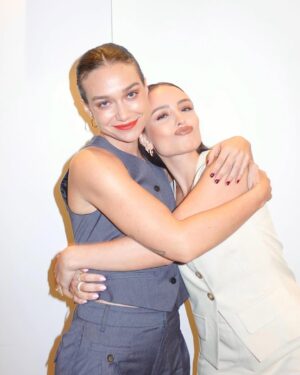 Maria Pinna Instagram - O que Cúmplices uniu ninguém separa!!! Obrigada pelo seu depoimento. Tão lindo ver como o tempo passa e você continua com esse brilho que é tão seu… minha “filha”segue maravilhosa gente! @larissamanoela te amo e te roubaria mil vezes… kkkk

Brincadeiras a parte, ontem participei do Endosummit Brasil 2025 a convite do @drmauricioabrao ao lado de outros profissionais renomados na área da ginecologia e de mulheres incríveis que compartilharam histórias e depoimentos diferentes, mas que tinham algo em comum: a força de enfrentarem a endometriose.
Obrigada @drhenriqueabrao @lala.mesquita @drluanaaraujo @endometriosis_surgeon 

Dividir minha história e alertar outras pessoas foi gratificante. Agradeço o convite e o carinho de todos!