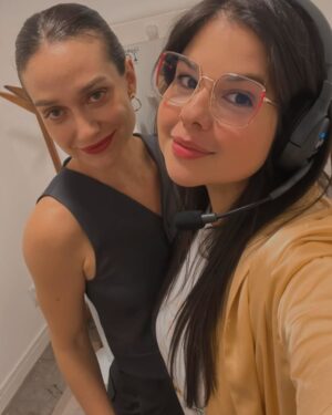 Maria Pinna Instagram - O que Cúmplices uniu ninguém separa!!! Obrigada pelo seu depoimento. Tão lindo ver como o tempo passa e você continua com esse brilho que é tão seu… minha “filha”segue maravilhosa gente! @larissamanoela te amo e te roubaria mil vezes… kkkk

Brincadeiras a parte, ontem participei do Endosummit Brasil 2025 a convite do @drmauricioabrao ao lado de outros profissionais renomados na área da ginecologia e de mulheres incríveis que compartilharam histórias e depoimentos diferentes, mas que tinham algo em comum: a força de enfrentarem a endometriose.
Obrigada @drhenriqueabrao @lala.mesquita @drluanaaraujo @endometriosis_surgeon 

Dividir minha história e alertar outras pessoas foi gratificante. Agradeço o convite e o carinho de todos!