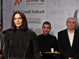 Maria Silvestar Instagram - “24 часа” и “Достойните българи”  се провеждат ежегодно, а тази година за екипът на @brigadanovdom  @official.btv признанието беше в категория “ Надежда за дом” 
Благодарим от сърце, за нас беше чест да сме сред всички наградени в залата.

#добротоезаразно 🤍

@24chasa.bg #достойнитебългари