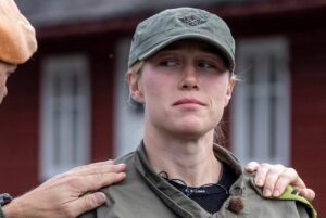 Maria Stavang Instagram - Foreløpig i Kompani har jeg i hvert fall blitt den lureste versjonen av meg selv! 🪖