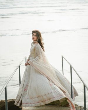 Mariam Ansari Instagram - A realm that feels foreign! 

Gorgeous outfit by @mohsin.naveed.ranjha