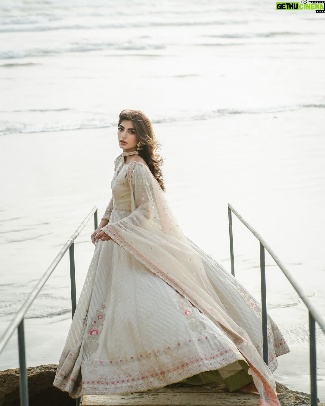 Mariam Ansari - 4.7K Likes - A realm that feels foreign!
Gorgeous outfit by @mohsin.naveed.ranjha