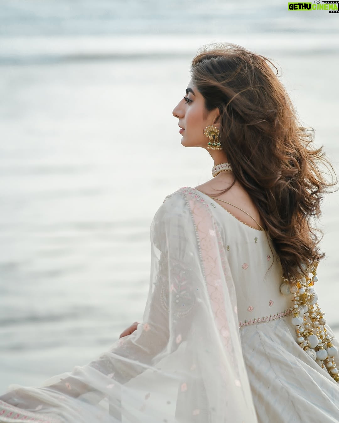Mariam Ansari - 4.7K Likes - A realm that feels foreign!
Gorgeous outfit by @mohsin.naveed.ranjha