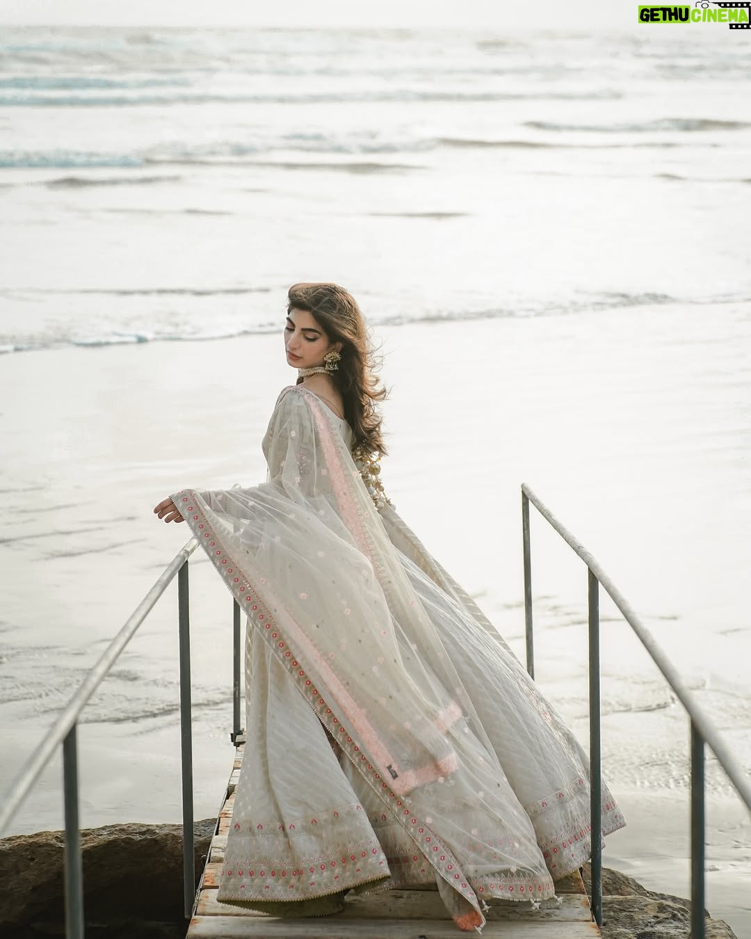 Mariam Ansari - 4.7K Likes - A realm that feels foreign!
Gorgeous outfit by @mohsin.naveed.ranjha