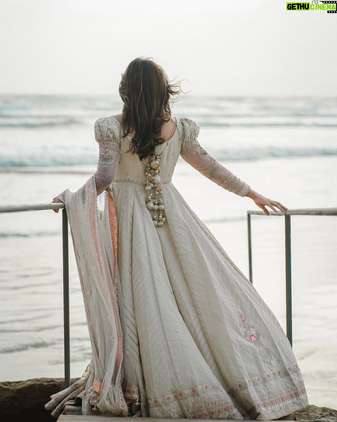 Mariam Ansari - 4.7K Likes - A realm that feels foreign!
Gorgeous outfit by @mohsin.naveed.ranjha