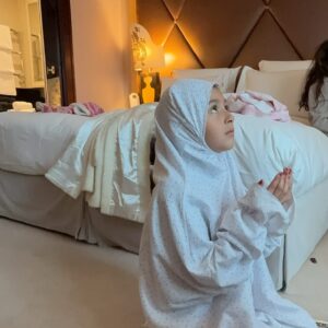 Mariam Hussein Instagram - “Happy Valentine’s Day to all the incredible single mothers out there! 💖 On this special day, remember that your true Valentine is your children. They are the embodiment of love, joy, and companionship, filling your life with purpose and happiness. Whether you have a partner or not, the most precious gift is the time spent with your little ones. This year, my heart is in Paris, cherishing every moment with my daughter, creating memories that will last a lifetime. Let’s celebrate the love we share with our kids and the strength that defines us as mothers. You are doing an amazing job! 💕” 

#happyvalentinesday #valentine #singlemom#proud#daughter#love#truelove#thankful

شكرا على نعمة الأطفال بحياتنا 🤲❤️والله يرزق الجميع