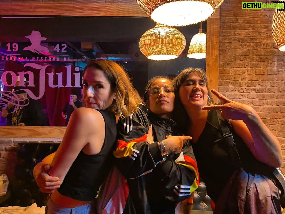 Mariana Loyola - 3.9K Likes - Una bomba de amor, talento, rap, energía, risas y baile
💣❤️🔥👊🏼💥
A estas personas las admiro y quiero mucho y a @anatijoux la amo profundamente. Eres atómica amiga mía.
@francisca__gavilan @joytonina amiguitas bellas ❤️🔥❤️🔥 gracias por las fotos Joy 🫶🏼
@andressanchezsalem bravo ♥️
@hordatoj @djdacel @dj_acres mostros máximos 👊🏼💥
Me faltaron los ídolos @calambre.oficial @portavoz.oficial y @_jopsen
@clubsubterraneo.oficial 🖤