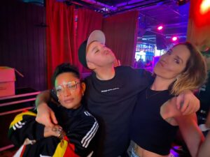 Mariana Loyola Instagram - Una bomba de amor, talento, rap, energía, risas y baile 
💣❤️‍🔥👊🏼💥

A estas personas las admiro y quiero mucho y a @anatijoux la amo profundamente. Eres atómica amiga mía.

@francisca__gavilan @joytonina amiguitas bellas ❤️‍🔥❤️‍🔥 gracias por las fotos Joy 🫶🏼
@andressanchezsalem bravo ♥️
@hordatoj @djdacel @dj_acres mostros máximos 👊🏼💥

Me faltaron los ídolos @calambre.oficial @portavoz.oficial y @_jopsen

@clubsubterraneo.oficial 🖤