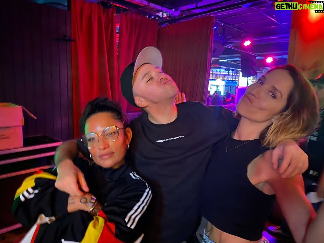 Mariana Loyola - 3.9K Likes - Una bomba de amor, talento, rap, energía, risas y baile
💣❤️🔥👊🏼💥
A estas personas las admiro y quiero mucho y a @anatijoux la amo profundamente. Eres atómica amiga mía.
@francisca__gavilan @joytonina amiguitas bellas ❤️🔥❤️🔥 gracias por las fotos Joy 🫶🏼
@andressanchezsalem bravo ♥️
@hordatoj @djdacel @dj_acres mostros máximos 👊🏼💥
Me faltaron los ídolos @calambre.oficial @portavoz.oficial y @_jopsen
@clubsubterraneo.oficial 🖤