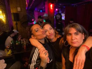 Mariana Loyola Instagram - Una bomba de amor, talento, rap, energía, risas y baile 
💣❤️‍🔥👊🏼💥

A estas personas las admiro y quiero mucho y a @anatijoux la amo profundamente. Eres atómica amiga mía.

@francisca__gavilan @joytonina amiguitas bellas ❤️‍🔥❤️‍🔥 gracias por las fotos Joy 🫶🏼
@andressanchezsalem bravo ♥️
@hordatoj @djdacel @dj_acres mostros máximos 👊🏼💥

Me faltaron los ídolos @calambre.oficial @portavoz.oficial y @_jopsen

@clubsubterraneo.oficial 🖤