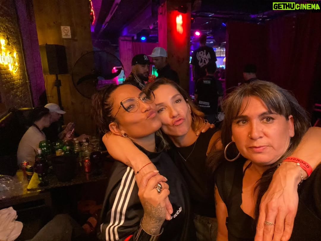 Mariana Loyola - 3.9K Likes - Una bomba de amor, talento, rap, energía, risas y baile
💣❤️🔥👊🏼💥
A estas personas las admiro y quiero mucho y a @anatijoux la amo profundamente. Eres atómica amiga mía.
@francisca__gavilan @joytonina amiguitas bellas ❤️🔥❤️🔥 gracias por las fotos Joy 🫶🏼
@andressanchezsalem bravo ♥️
@hordatoj @djdacel @dj_acres mostros máximos 👊🏼💥
Me faltaron los ídolos @calambre.oficial @portavoz.oficial y @_jopsen
@clubsubterraneo.oficial 🖤