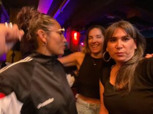 Mariana Loyola Instagram - Una bomba de amor, talento, rap, energía, risas y baile 
💣❤️‍🔥👊🏼💥

A estas personas las admiro y quiero mucho y a @anatijoux la amo profundamente. Eres atómica amiga mía.

@francisca__gavilan @joytonina amiguitas bellas ❤️‍🔥❤️‍🔥 gracias por las fotos Joy 🫶🏼
@andressanchezsalem bravo ♥️
@hordatoj @djdacel @dj_acres mostros máximos 👊🏼💥

Me faltaron los ídolos @calambre.oficial @portavoz.oficial y @_jopsen

@clubsubterraneo.oficial 🖤