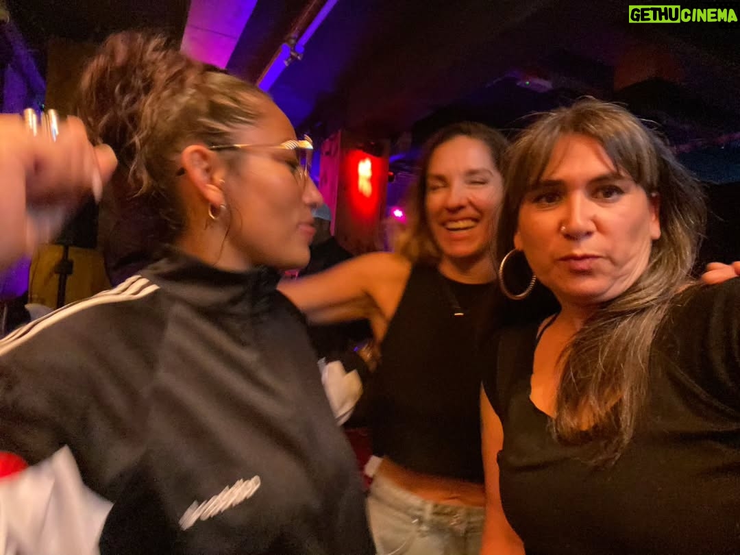 Mariana Loyola - 3.9K Likes - Una bomba de amor, talento, rap, energía, risas y baile
💣❤️🔥👊🏼💥
A estas personas las admiro y quiero mucho y a @anatijoux la amo profundamente. Eres atómica amiga mía.
@francisca__gavilan @joytonina amiguitas bellas ❤️🔥❤️🔥 gracias por las fotos Joy 🫶🏼
@andressanchezsalem bravo ♥️
@hordatoj @djdacel @dj_acres mostros máximos 👊🏼💥
Me faltaron los ídolos @calambre.oficial @portavoz.oficial y @_jopsen
@clubsubterraneo.oficial 🖤