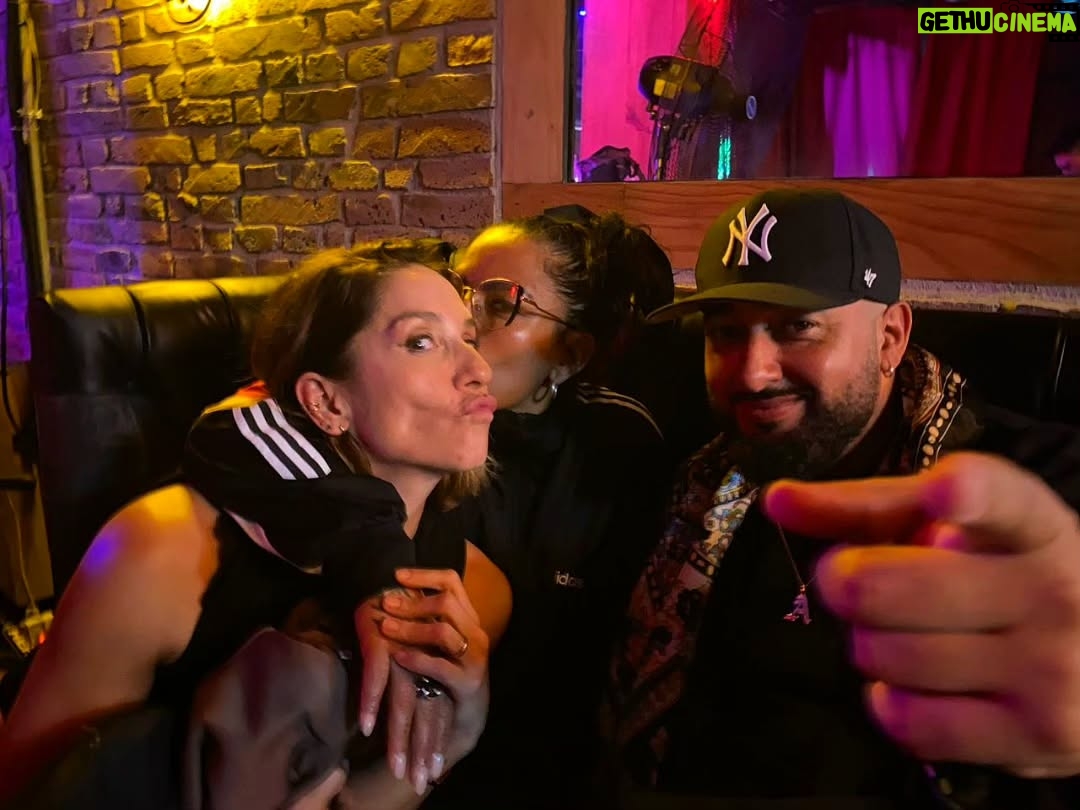 Mariana Loyola - 3.9K Likes - Una bomba de amor, talento, rap, energía, risas y baile
💣❤️🔥👊🏼💥
A estas personas las admiro y quiero mucho y a @anatijoux la amo profundamente. Eres atómica amiga mía.
@francisca__gavilan @joytonina amiguitas bellas ❤️🔥❤️🔥 gracias por las fotos Joy 🫶🏼
@andressanchezsalem bravo ♥️
@hordatoj @djdacel @dj_acres mostros máximos 👊🏼💥
Me faltaron los ídolos @calambre.oficial @portavoz.oficial y @_jopsen
@clubsubterraneo.oficial 🖤