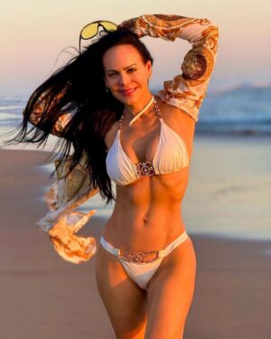 Maribel Guardia Instagram - Pies en la arena, calor en mi corazón, en el agua cristalina con la brisa del mar, soy la actitud de este #2025 que empieza ✨🌅 Les mando rayos de sol para su corazón 💝