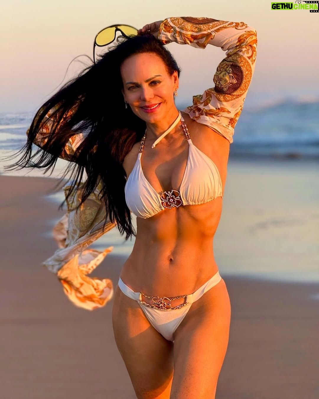 Maribel Guardia - 115.8K Likes - Pies en la arena, calor en mi corazón, en el agua cristalina con la brisa del mar, soy la actitud de este #2025 que empieza ✨🌅 Les mando rayos de sol para su corazón 💝