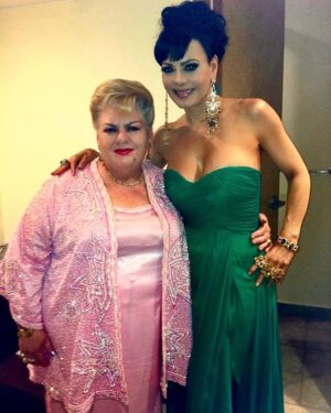 Maribel Guardia Instagram - Única e irrepetible @paquitaoficialb , Tuve el honor de compartir el escenario con ella en varias ocasiones, el público la adoraba y estoy segura seguirá siendo así por muchas generaciones. A la luz trasciende querida Paquita y nace una leyenda. 🙏🏼 Descansa en paz, mi más sentido pésame a sus familiares y amigos. 🙏🏻🙏🏻
