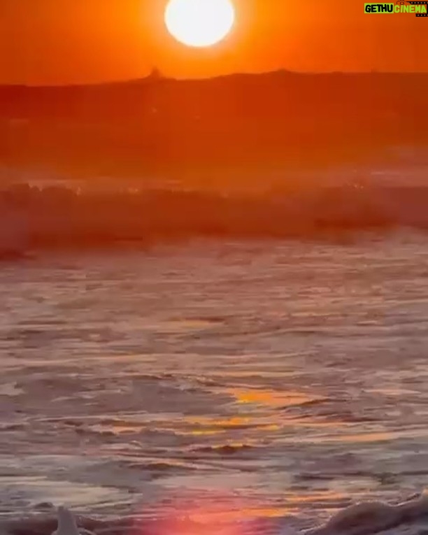 Maribel Guardia - 115.8K Likes - Pies en la arena, calor en mi corazón, en el agua cristalina con la brisa del mar, soy la actitud de este #2025 que empieza ✨🌅 Les mando rayos de sol para su corazón 💝