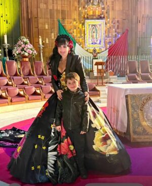 Maribel Guardia Instagram - En unas horas le voy a cantar a mi Virgencita amada y la sorpresa que les tengo es que mi nieto me va a acompañar, no saben cuánto significa esto para mí (Él no va a cantar ) pero quiso venir conmigo , y traerle flores a la Virgencita 🌹❤️🥹 Dios y la virgencita los bendiga a ustedes y a los que aman 🙏🏼
No se lo pierdan por @telemundo ✨#dress @mitzyofficial_ #makeup @mexicanmakeupartist