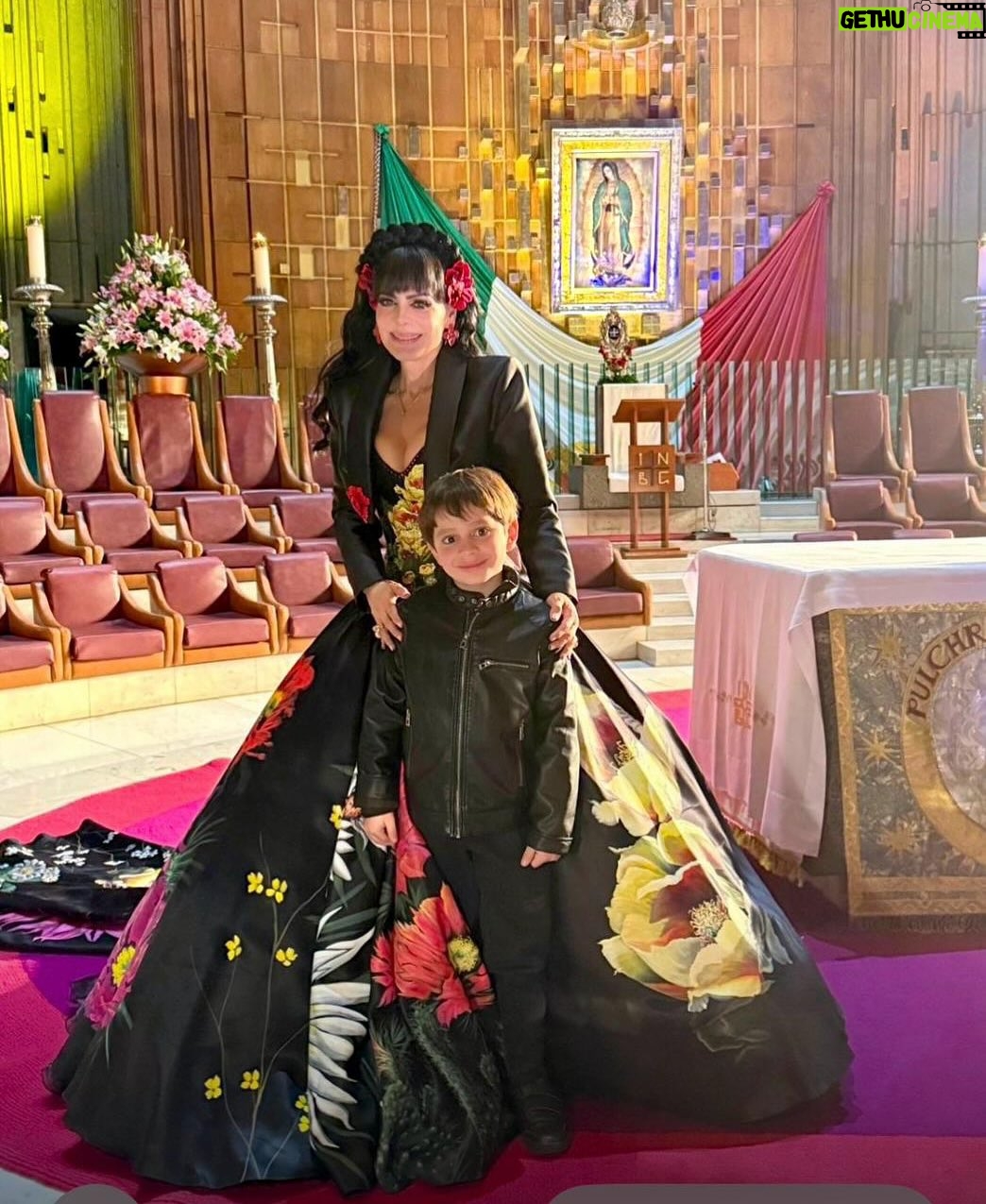Maribel Guardia - 128.3K Likes - En unas horas le voy a cantar a mi Virgencita amada y la sorpresa que les tengo es que mi nieto me va a acompañar, no saben cuánto significa esto para mí (Él no va a cantar ) pero quiso venir conmigo , y traerle flores a la Virgencita 🌹❤️🥹 Dios y la virgencita los bendiga a ustedes y a los que aman 🙏🏼
No se lo pierdan por @telemundo ✨#dress @mitzyofficial_ #makeup @mexicanmakeupartist