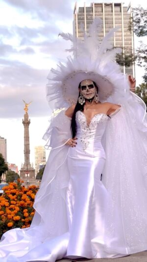 Maribel Guardia Instagram - #Catrina 🌸💀 En México hasta que la muerte nos separe no aplica 🤍
💄 @mexicanmakeupartist 
👗 @mitzyofficial_ 
#diademuertos